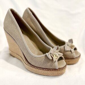 Tory Burch 10 M Jackie Peep Toe Charm Bow Wedge Espadrille Canvas Shoes Tan Gold